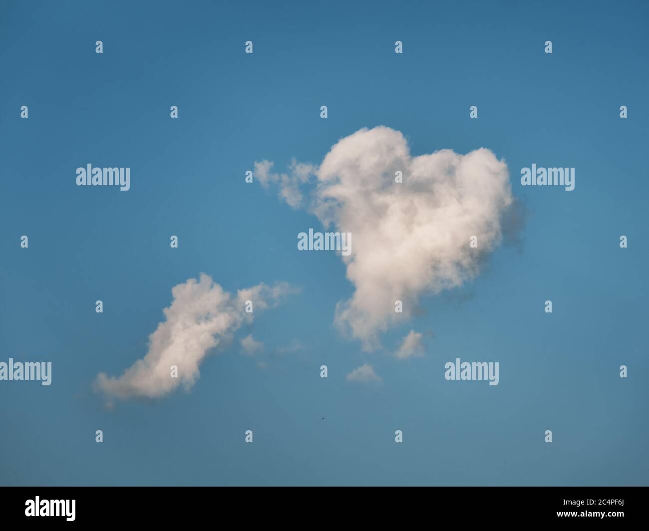 Herzförmige Wolke am blauen Himmel Stockfoto