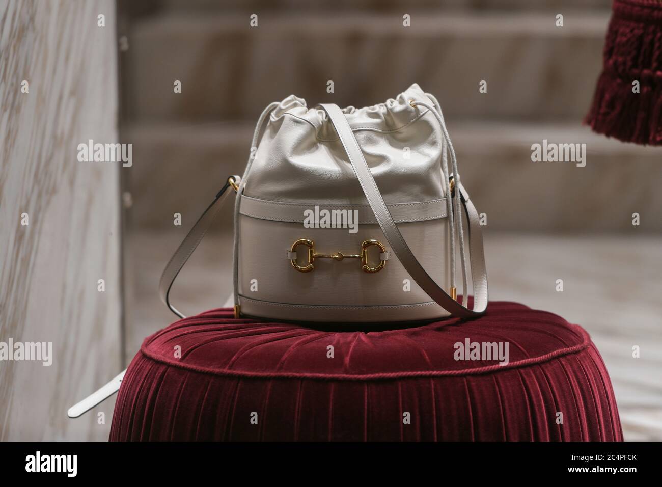 Mailand, Italien - 13. Januar 2020: Gucci Eimer Tasche Display aus Elfenbein Stockfoto