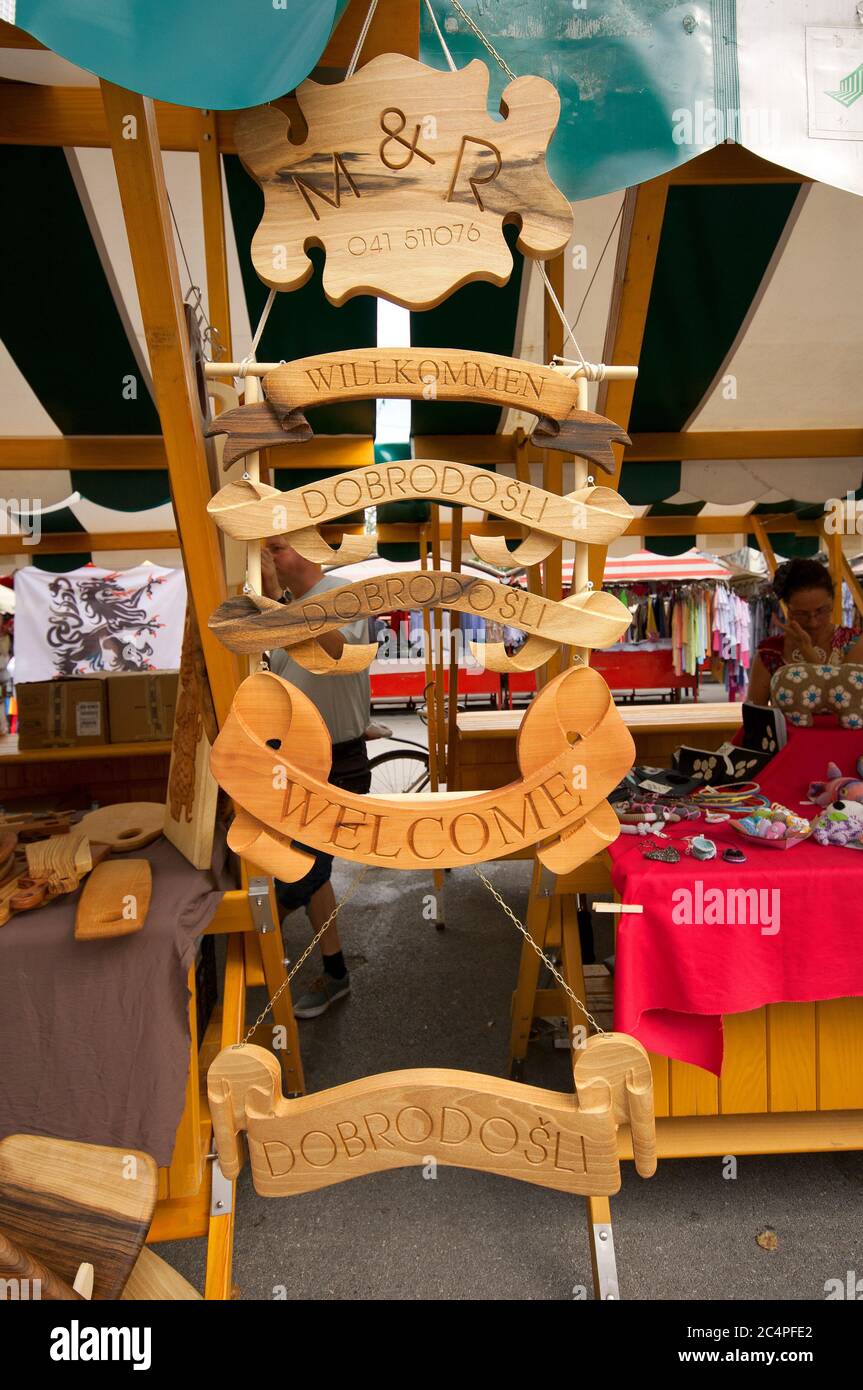 Hölzerne Begrüßungsschilder zum Verkauf in Zentralmarkt, Ljubljana, Slowenien Stockfoto