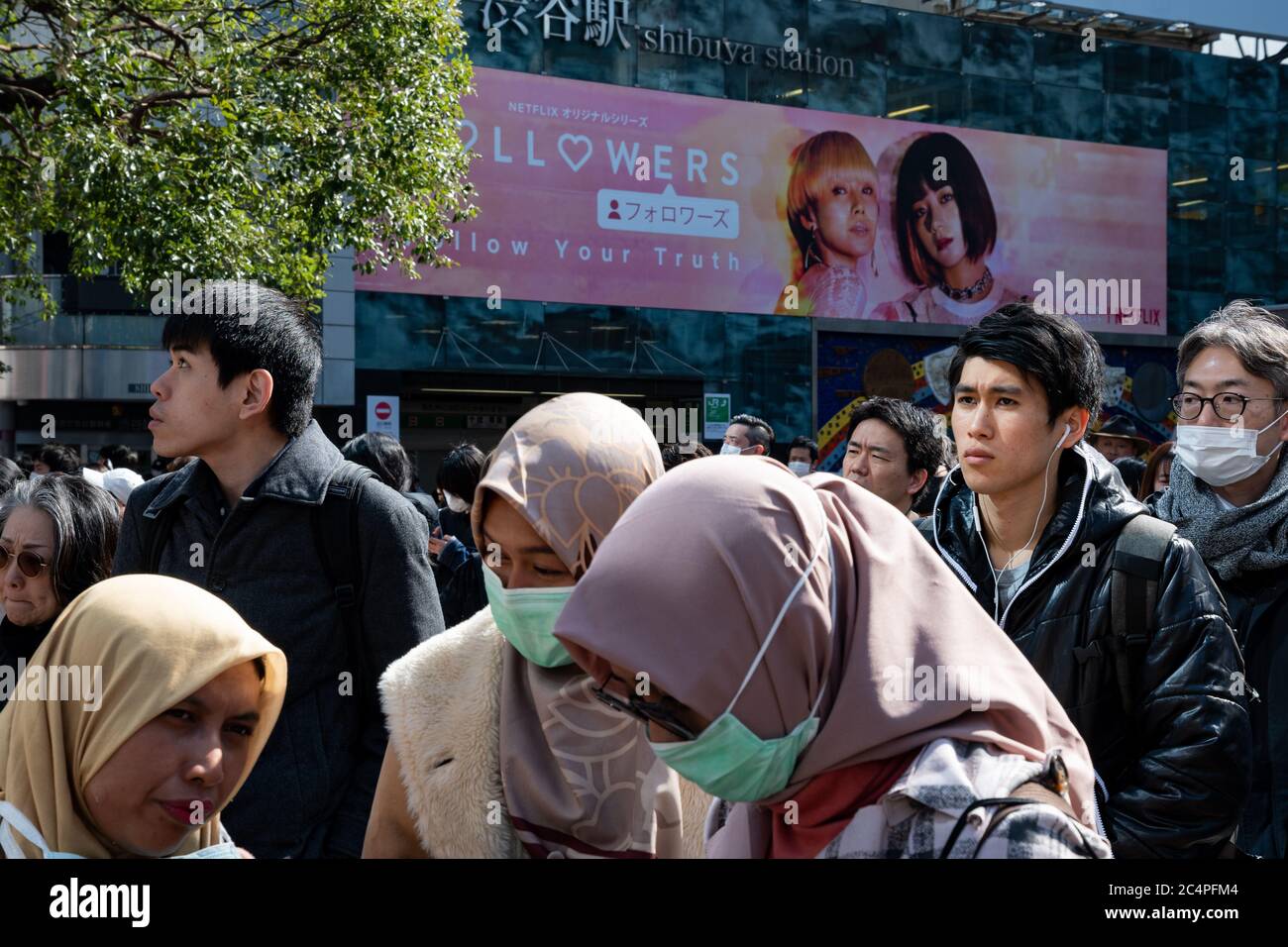 Direkt vor der U-Bahn-Station warten die Leute an der Ampel jof die beliebte Shibuya Gerangel Kreuzung.Tokio, Japan. Stockfoto