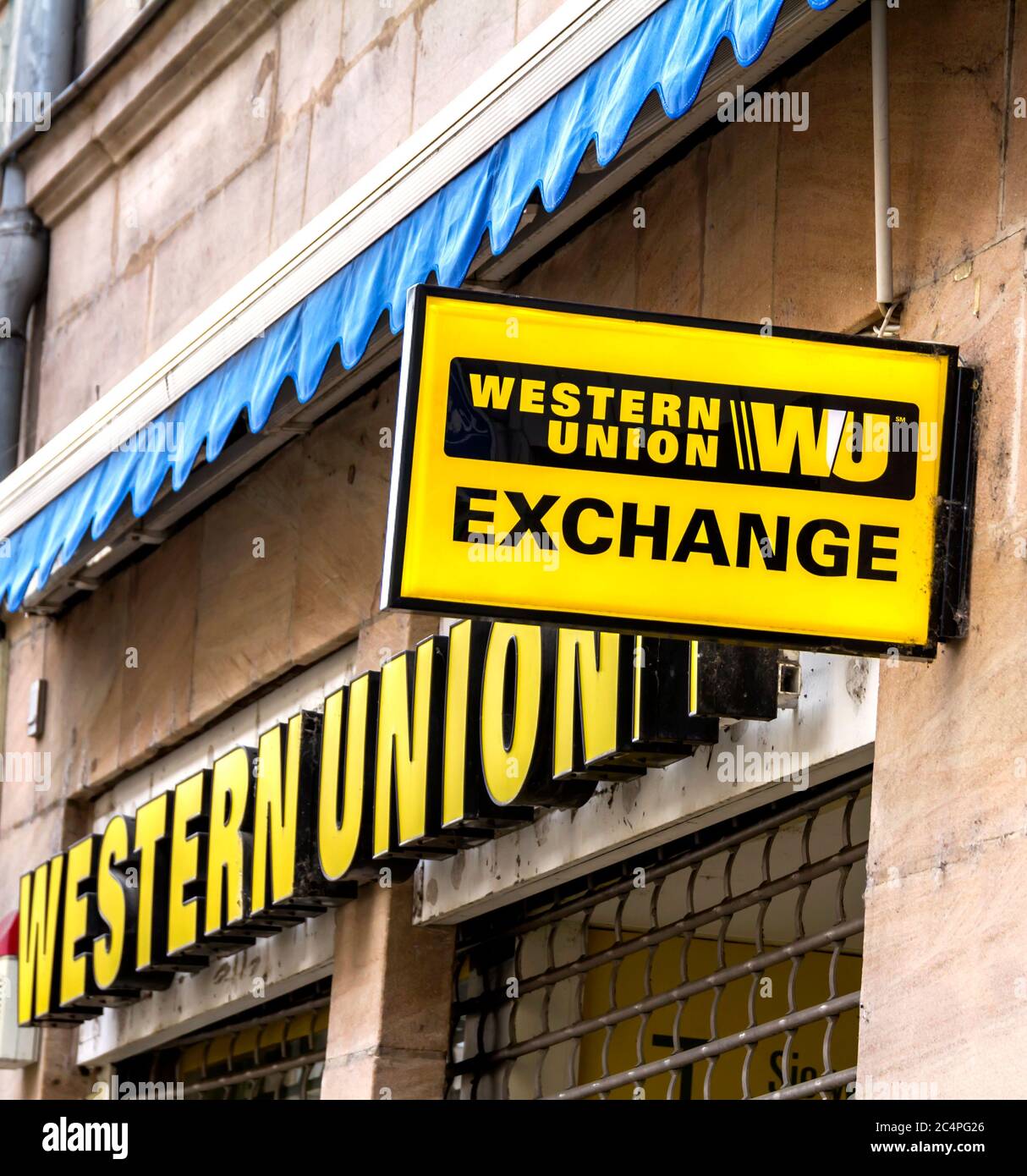 Furth, Deutschland : Logo von Western Union. The Western Union Company ist ein amerikanisches Finanzdienstleistungs- und Kommunikationsunternehmen Stockfoto