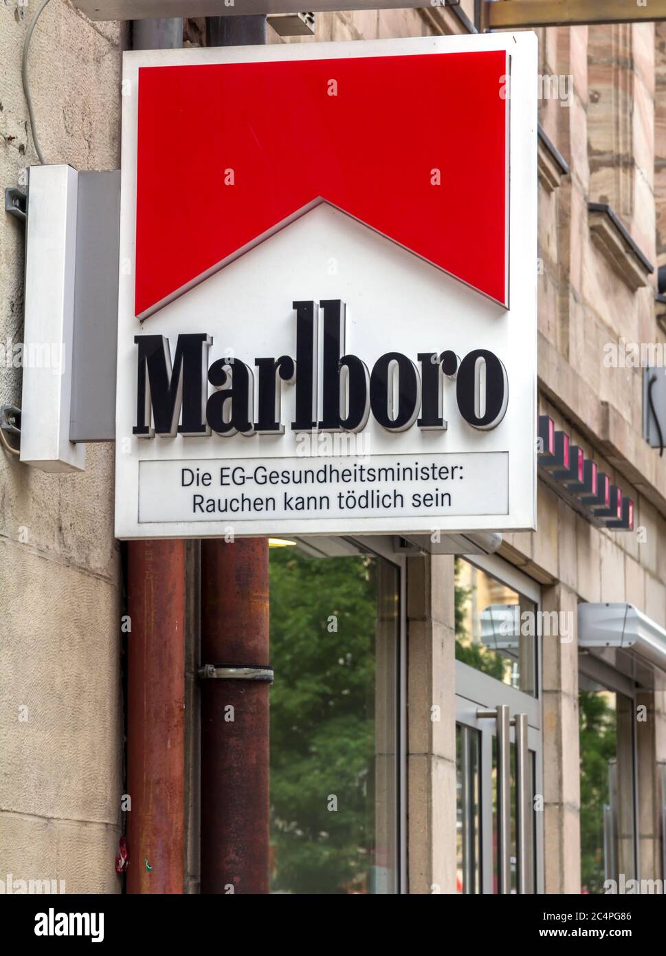 FURTH, Germany : Marlboro Zigarettenlogo vor einem Geschäft. Marlboro ist die meistverkaufte Zigarettenmarke der Welt. Es wird von Philip Morris gemacht Stockfoto