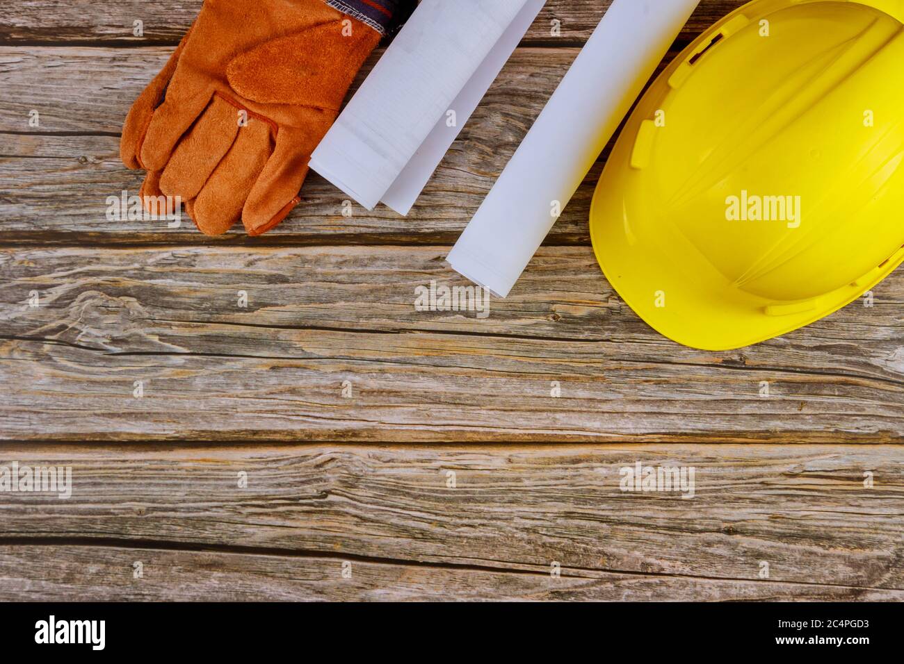 Architekt arbeitet mit Blaupausen im Büro Ansicht Satz von schützenden Arbeitskleidung arbeiten auf gelben Hut Stockfoto