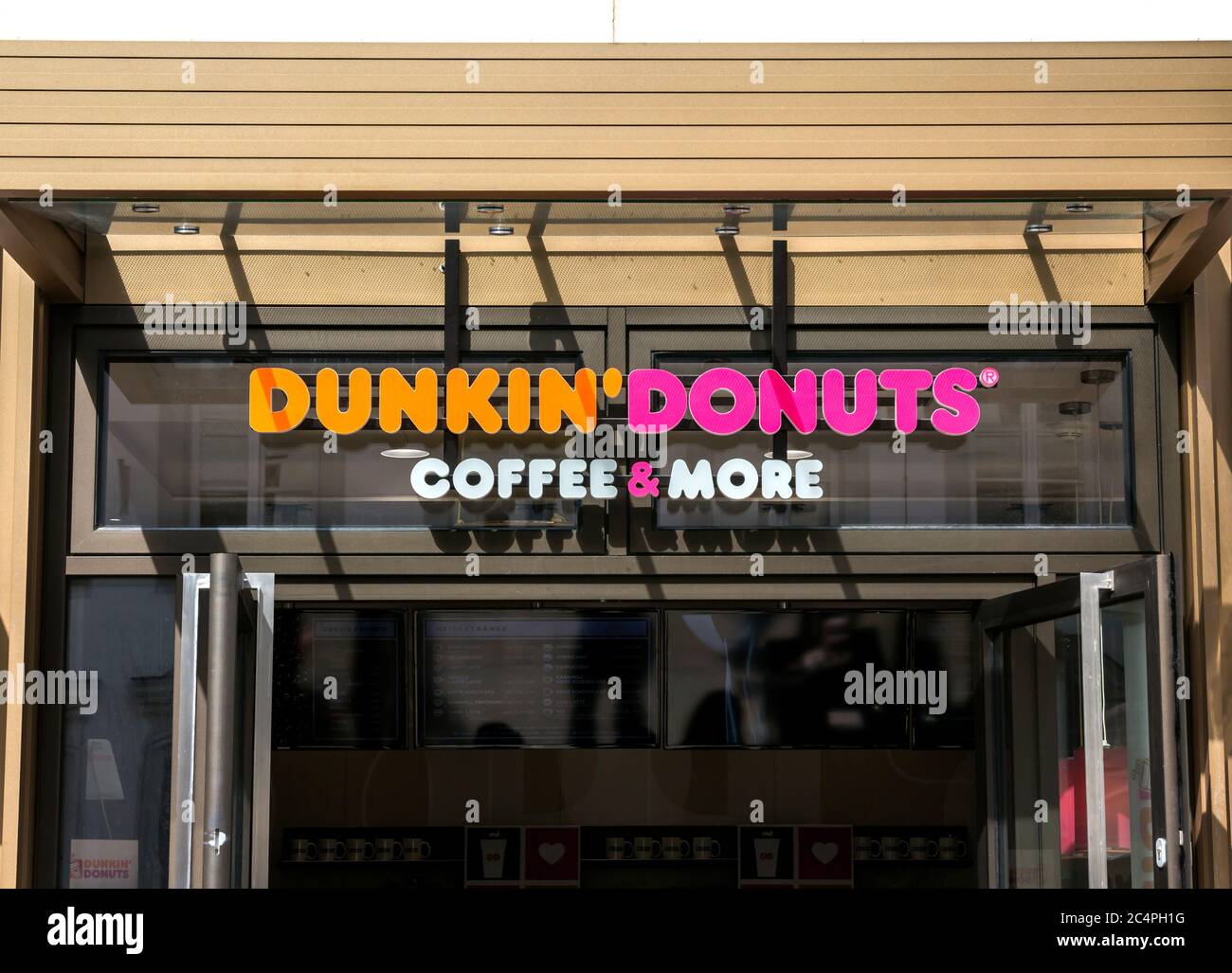 Furth, Deutschland : Dunkin' Donuts Schild. Dunkin' Donuts ist ein amerikanisches, globales Donut-Unternehmen und eine Kaffeehauskette Stockfoto