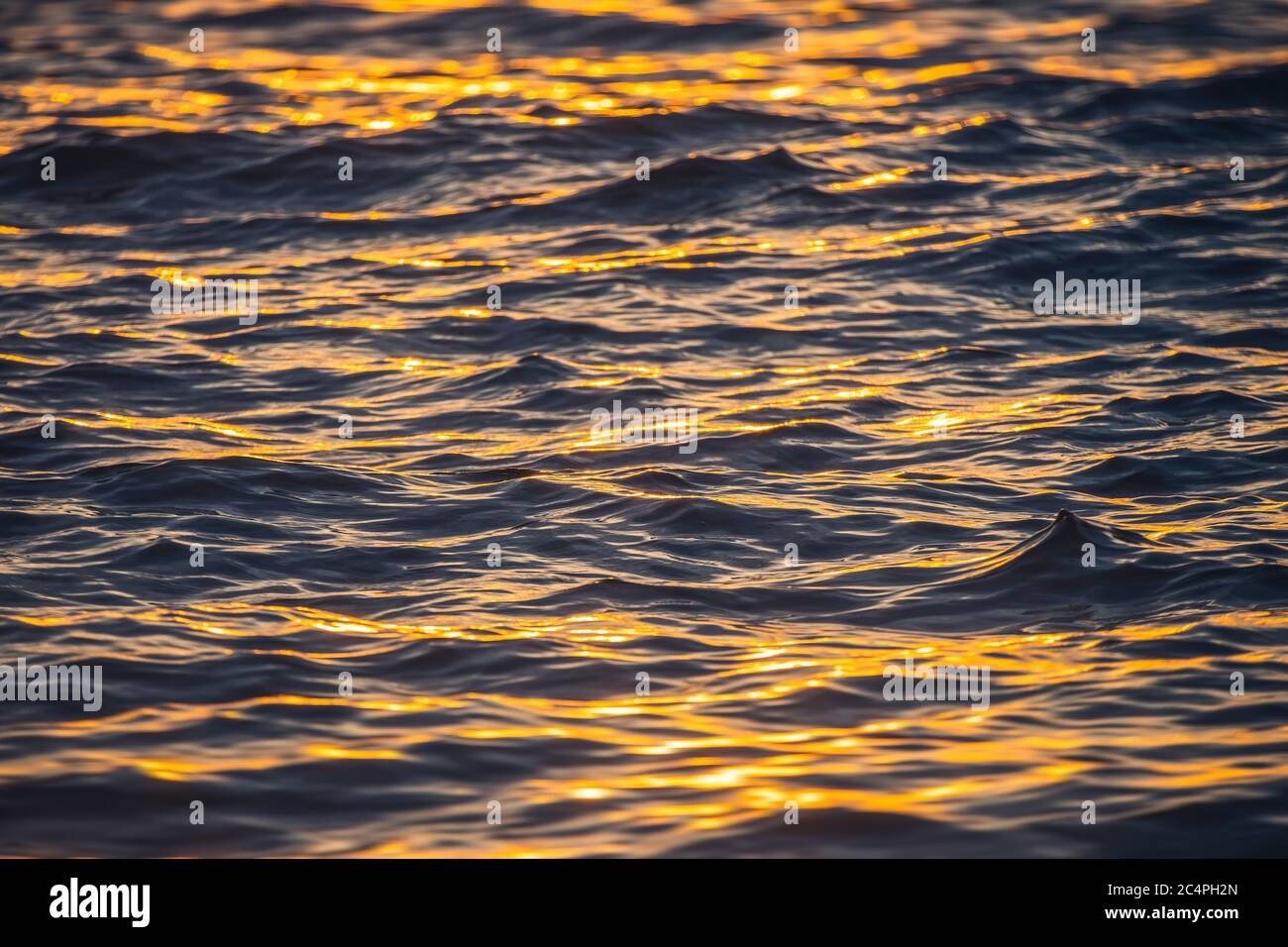 Sonnenuntergang am Meer. Ocean Ripples Wellen als Wasser Textur Hintergrund. Stockfoto