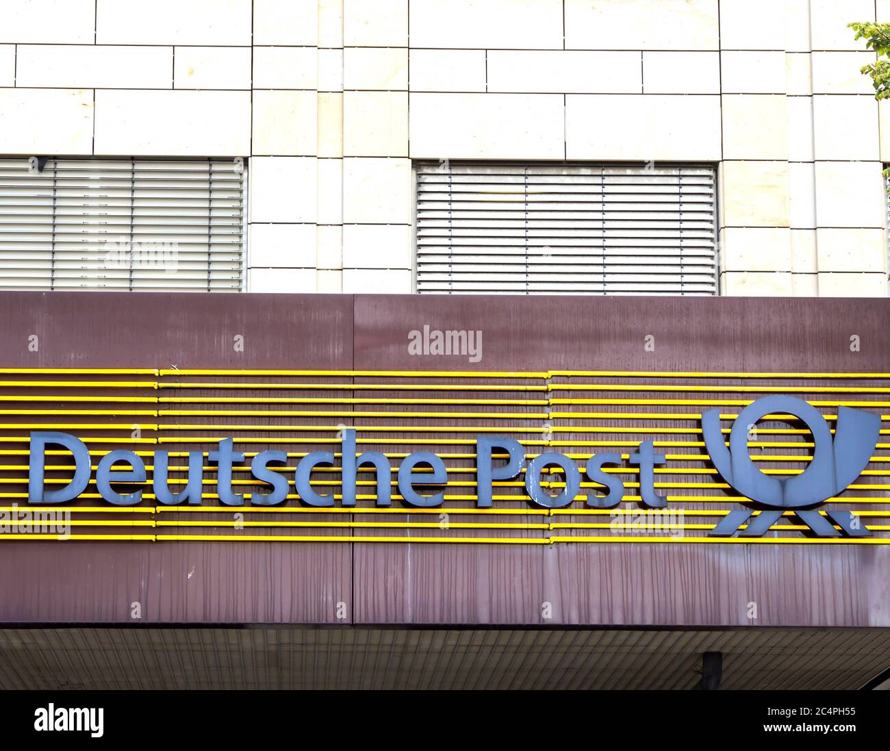 Furth, DEUTSCHLAND : das Logo der Marke 'Deutsche Post' an einer Lieferstelle in Hersbruck. Deutsche Post, DHL ist das weltweit größte Kurierunternehmen. Be Stockfoto