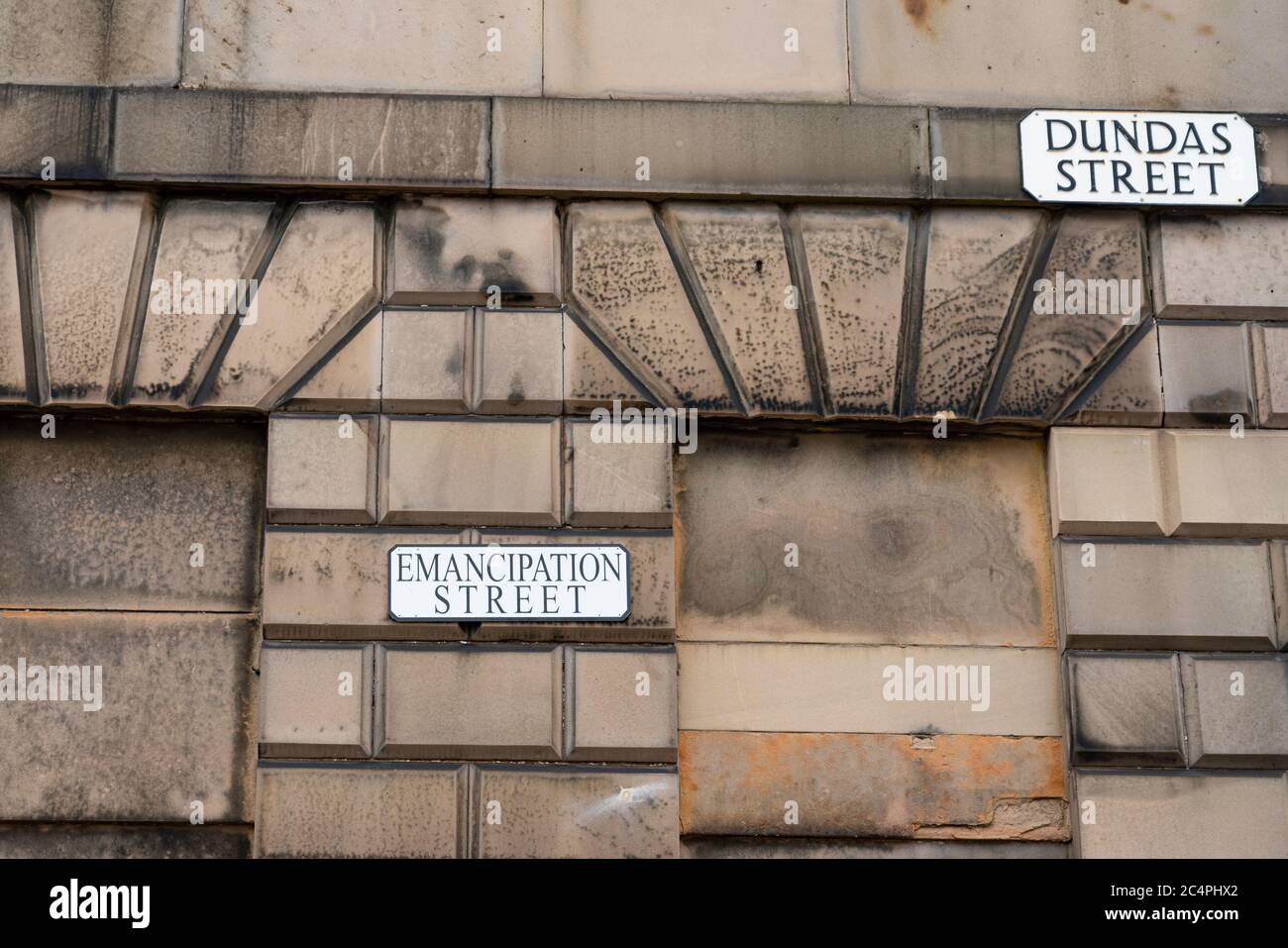 Eine Aktivistengruppe hat alternative Straßenschilder auf Straßen mit Verbindungen zum ScotlandÕs Sklavenhandel auf Dundas Street, Edinburgh Schottland angebracht Stockfoto