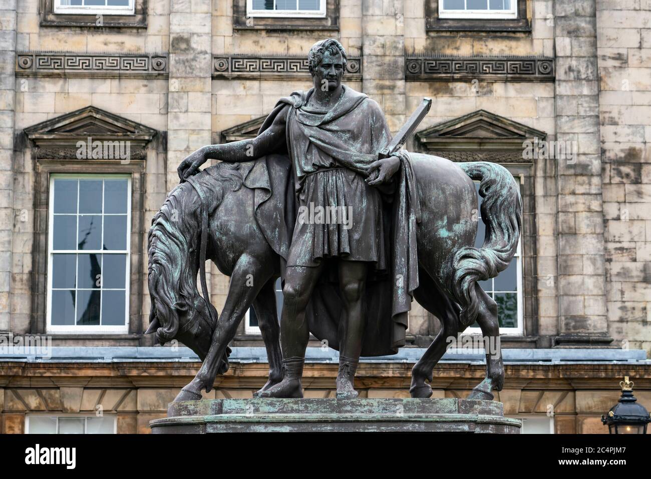 Edinburgh, Schottland, Großbritannien. 28. Juni 2020. RBS untersucht die Herkunft und den Besitz der Statue von John Hope, dem vierten Earl of Hopetoun, die sich auf dem Gelände des Dundas House am St. Andrew Square befindet. Historische Verbindungen aus der Sklaverei werden untersucht. Iain Masterton/Alamy Live News Stockfoto