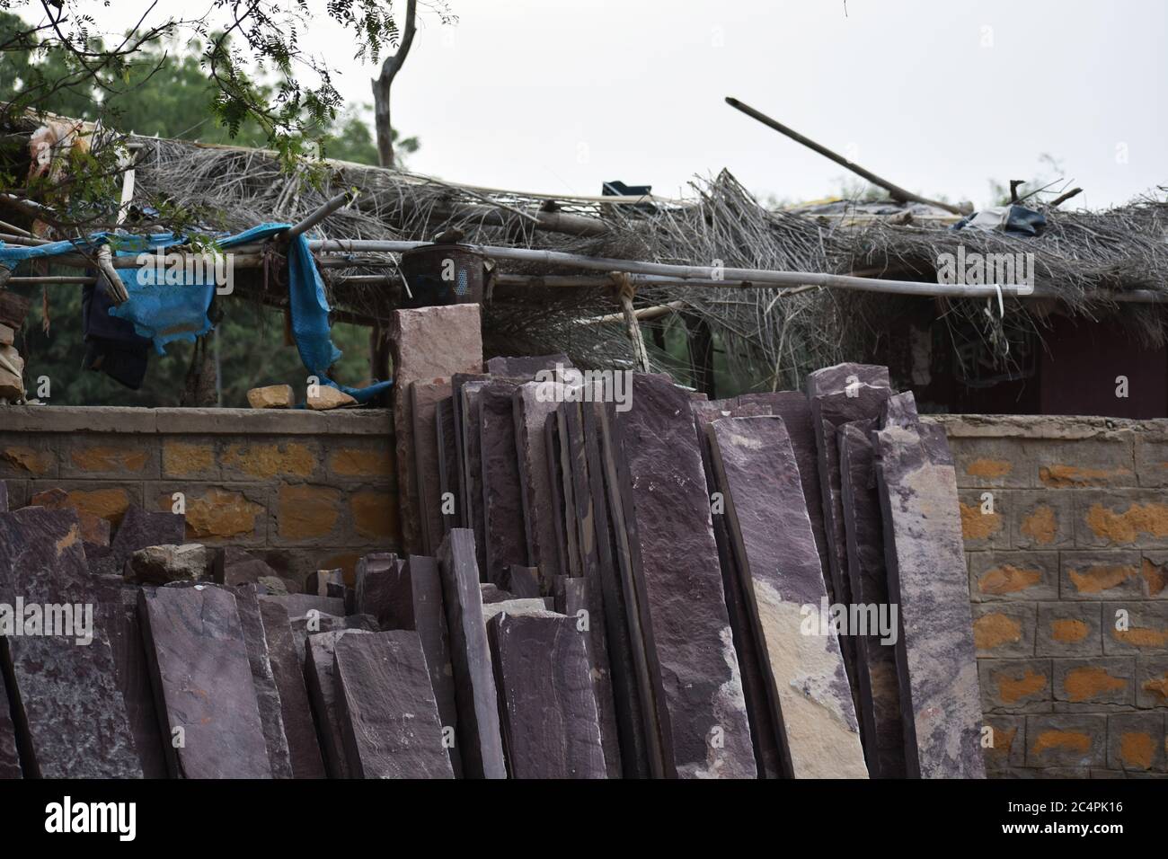 Steinschneidefabrik auf der Straße von jaisalmer Stockfoto