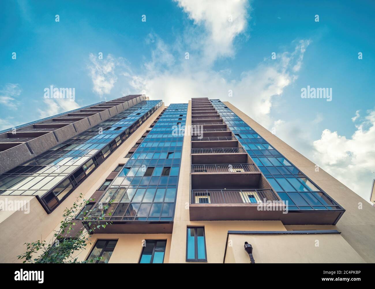 Moderne, helle Gebäude mit Blick auf den Innenhof zum Himmel Stockfoto
