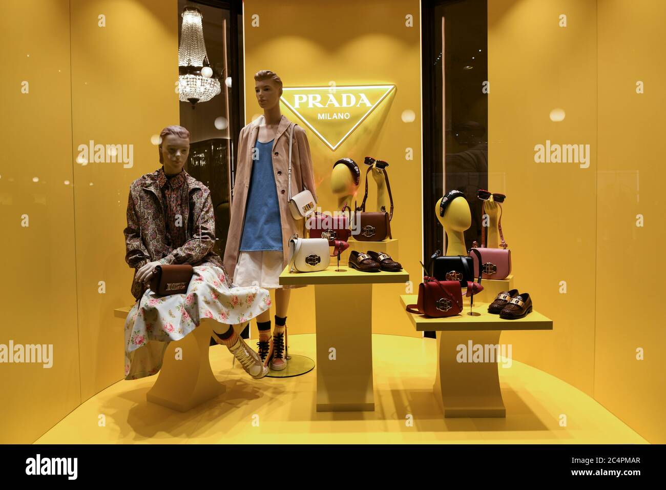 Mailand, Italien - 11. Januar 2020: Prada Damen Outfits und Accessoires  Schaufenster Stockfotografie - Alamy