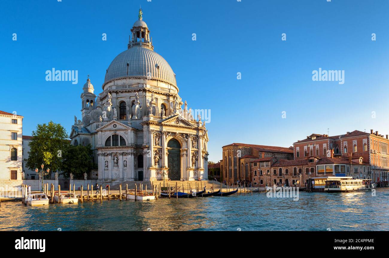 Canal Grande bei Sonnenuntergang, Venedig, Italien. Es ist ein berühmtes Wahrzeichen von Venedig. Blick auf die Basilika Santa Maria della Salute. Panorama von Venedig Böschung in s Stockfoto