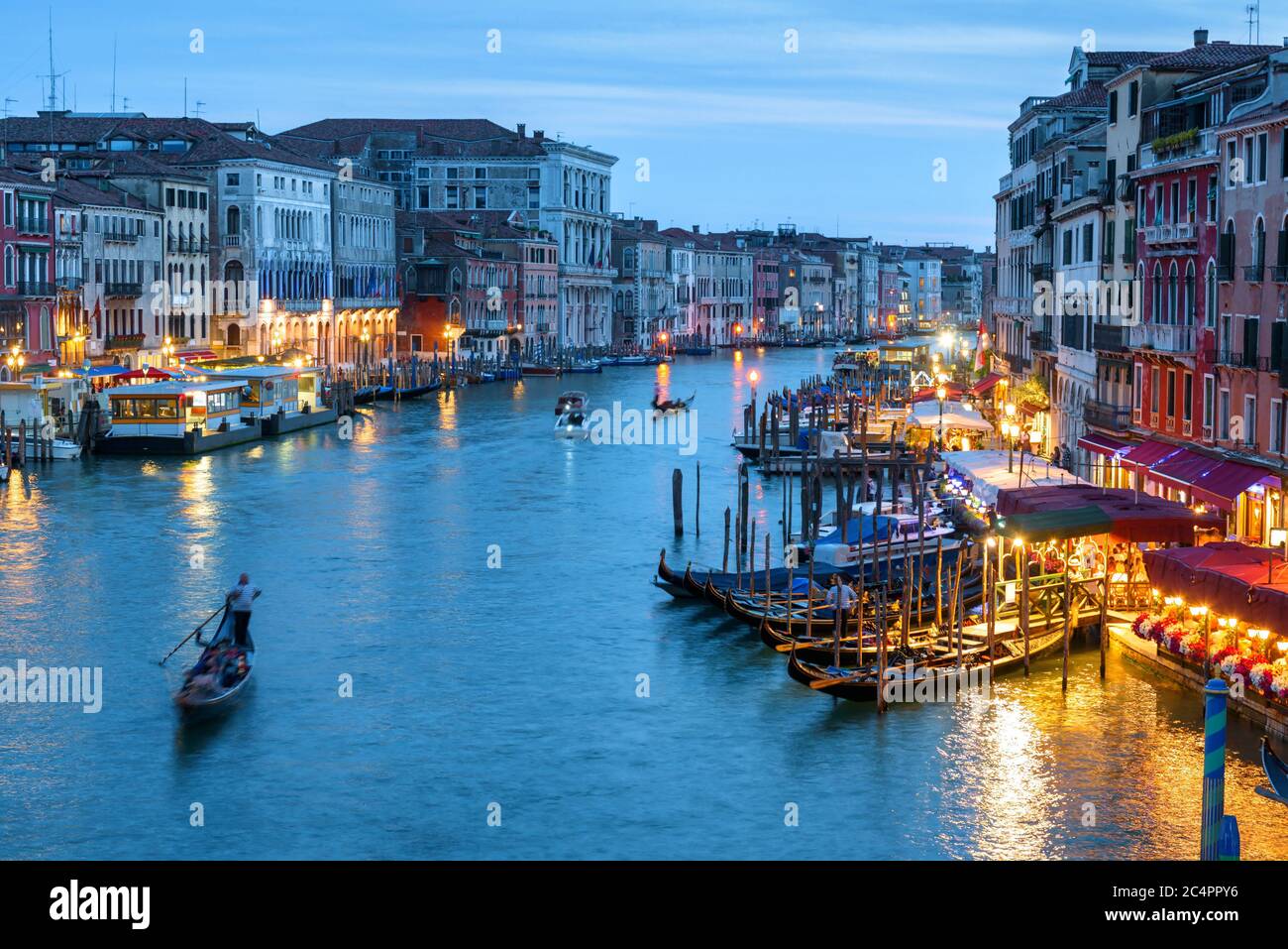 Venedig bei Nacht, Italien. Landschaft des Canale Grande am Abend. Nachtleben in den Wasserfronten von Venedig im Sommer. Romantische Wassertour durch Venedig Stadt bei Stockfoto