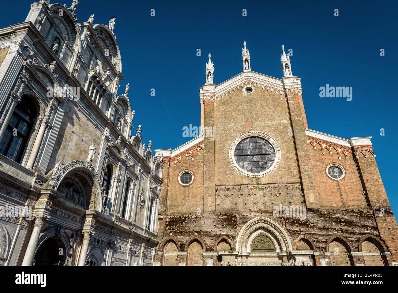 Basilika di San Giovanni e Paolo im Sommer, Venedig, Italien. Es ist eine der wichtigsten Touristenattraktionen Venedigs. Historische Architektur Venedigs in s Stockfoto