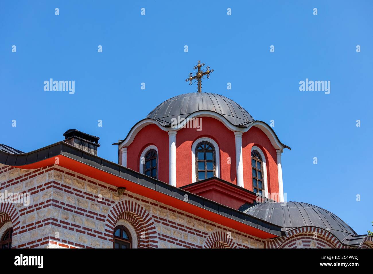 Kuppel mit einem orthodoxen Kreuz auf den Klosterkomplex 'S t. St. Kozma und Damian "Es liegt südwestlich der Stadt Sofia am Fuße des Tumba Gipfel Stockfoto