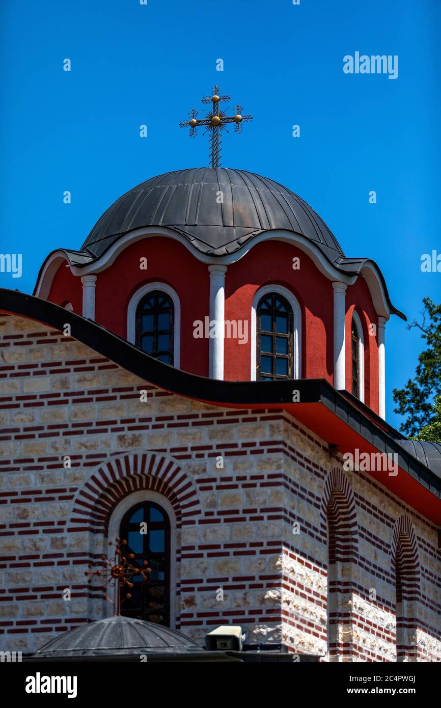 Kuppel mit einem orthodoxen Kreuz auf den Klosterkomplex 'S t. St. Kozma und Damian "Es liegt südwestlich der Stadt Sofia am Fuße des Tumba Gipfel Stockfoto