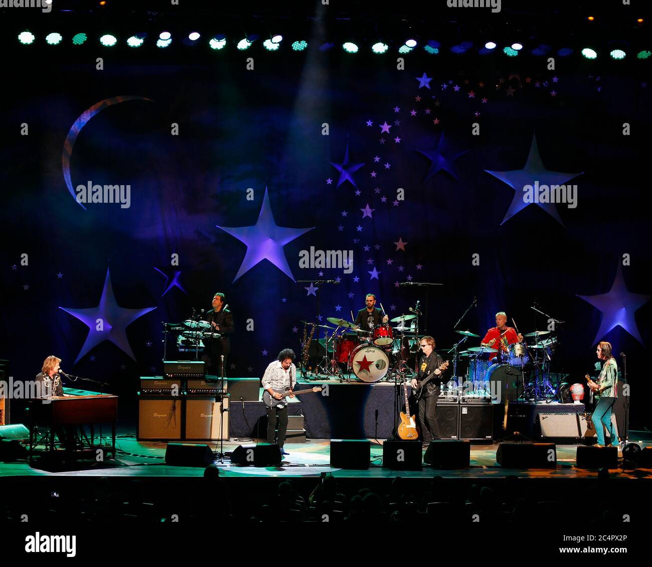 Gregg Rolie, Warren Ham, Steve Lukather, Richard Page, Todd Rundgren und Gregg Bissonette treten mit Ringo Starr und der All Starr Band in Florida auf. Stockfoto
