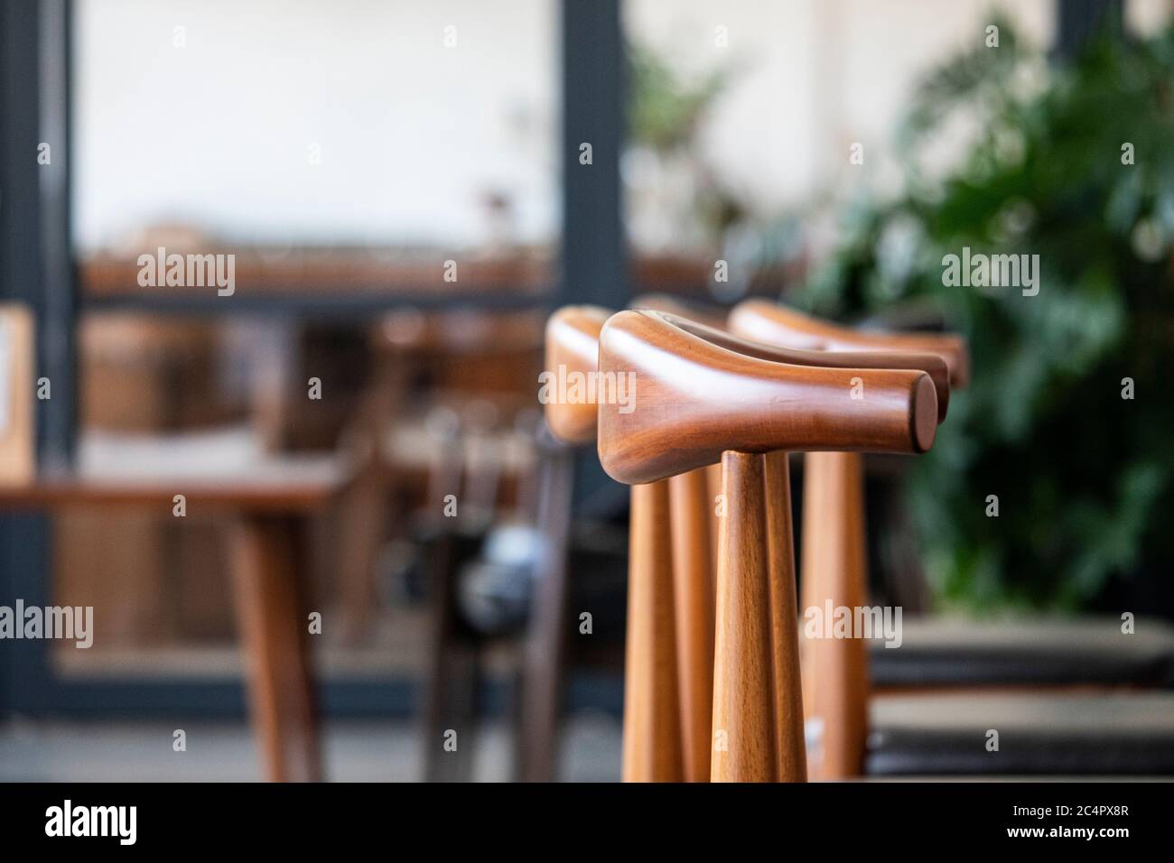 Holzstühle in einem modernen hellen Café. Stockfoto