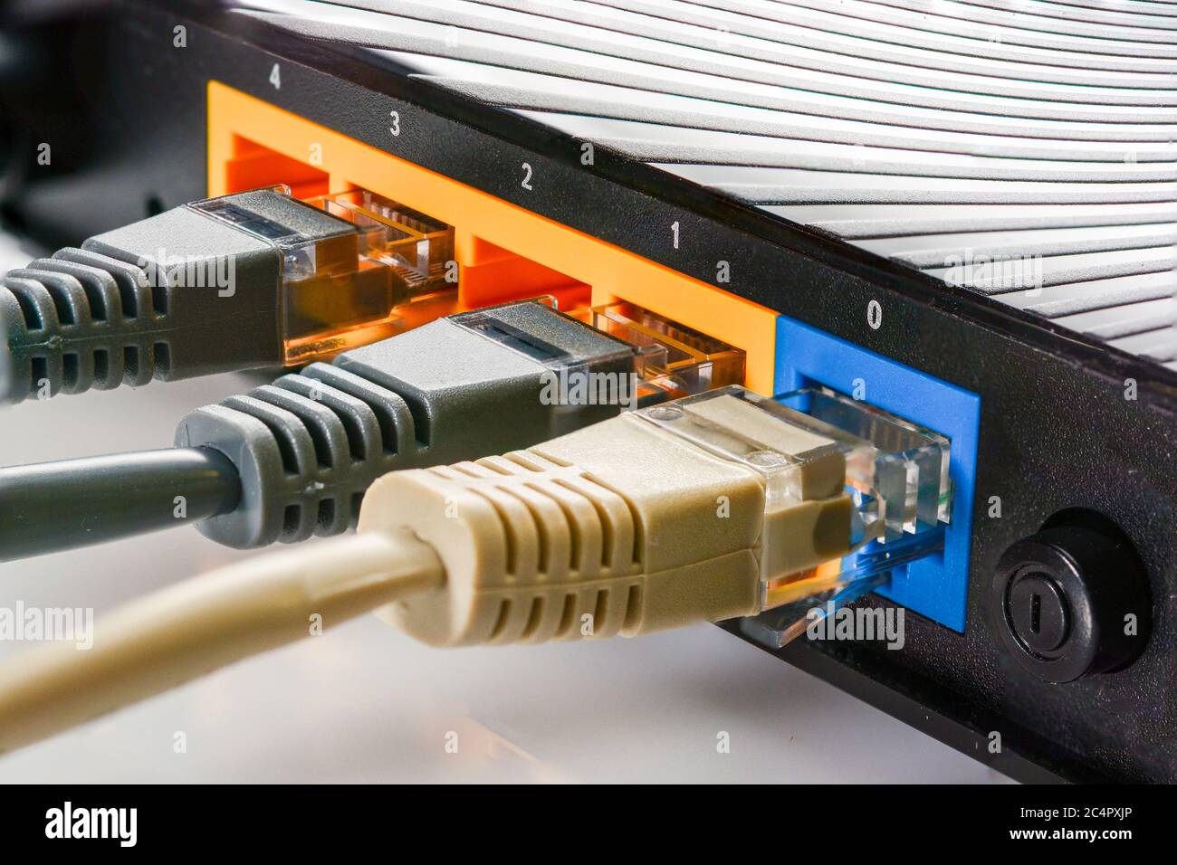Internet-Router für Zuhause mit drei Kabeln mit rj-45-Anschlüssen, Internetverbindung. Konzept Heimnetzwerk, Nahaufnahme. Stockfoto