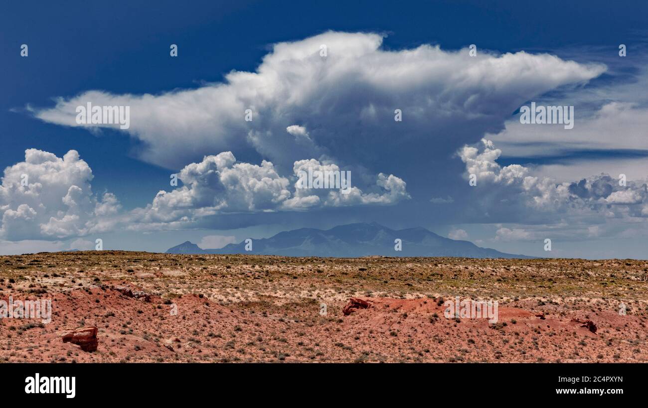 Cumulonimbus Cloud Regen zog die Berge an Thunderhead Wolke Stockfoto