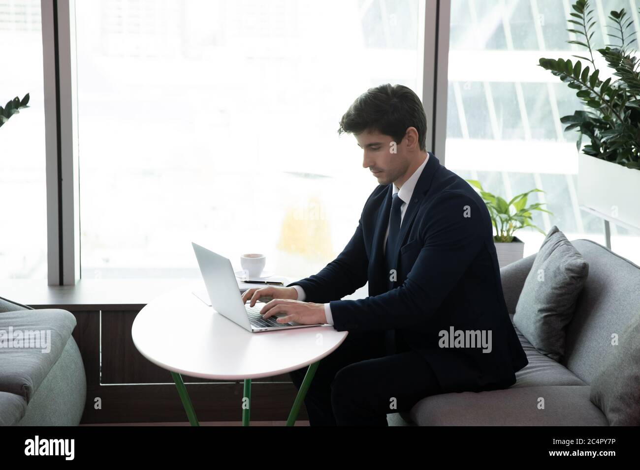 Geschäftsmann mit Laptop-Computer, junge Geschäftsmann beschäftigt mit der Eingabe Stockfoto