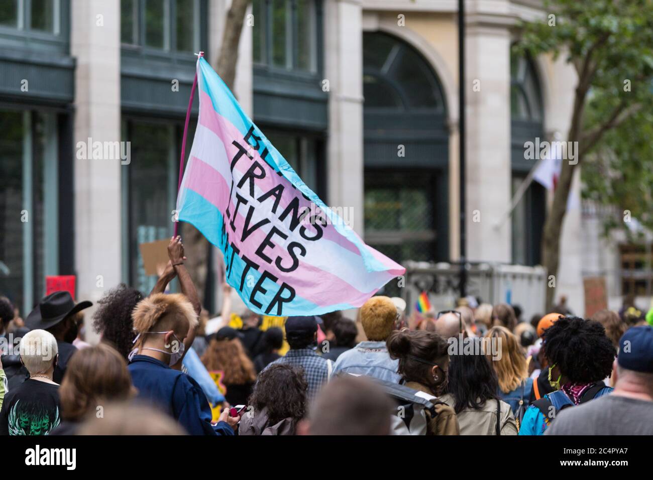 Black Trans lebt Materie Flagge bei einem Protest in London Stockfoto