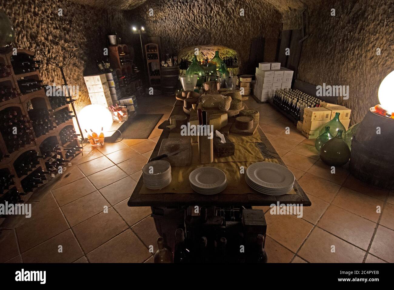 Wein- und Käsekeller in einem etruskischen Haus aus dem 3. Jahrhundert, heute Teil der Taverna di San Giuseppe, Siena, Toskana, Italien Stockfoto