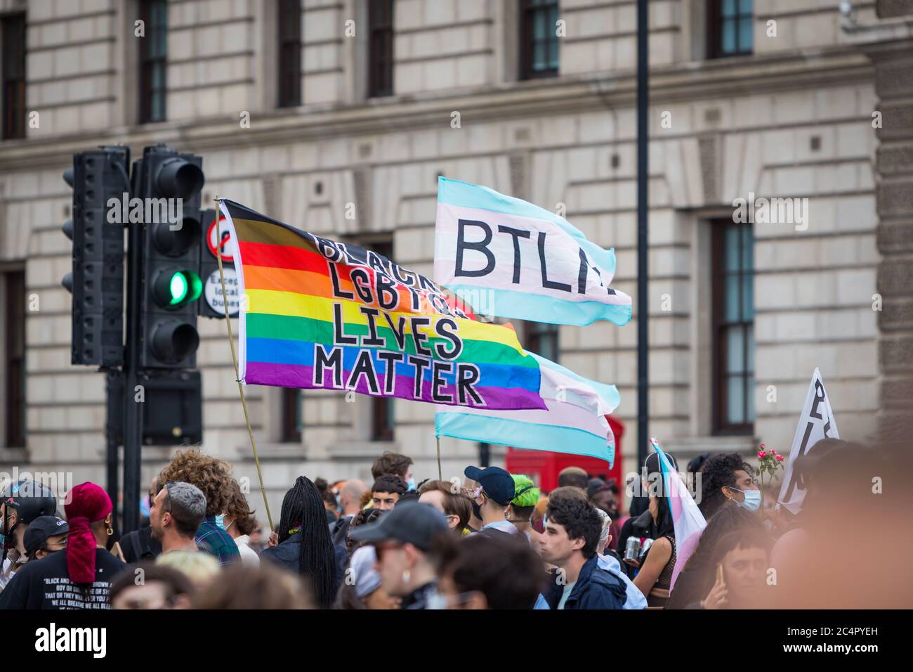 LGBT-Fahnen beim Protest der Black Trans Lives Matter in London Stockfoto