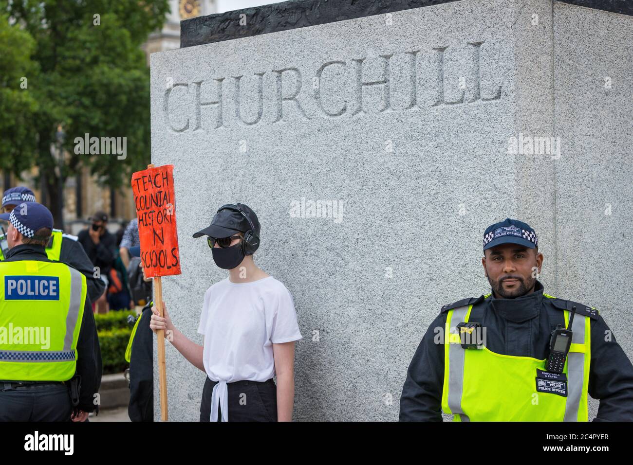 Protestler, der bei einem Protest in London in einer Black Lives Matter-Bewegung unter der Churchill-Statue Kolonialismus in Schulen gelehrt hat Stockfoto