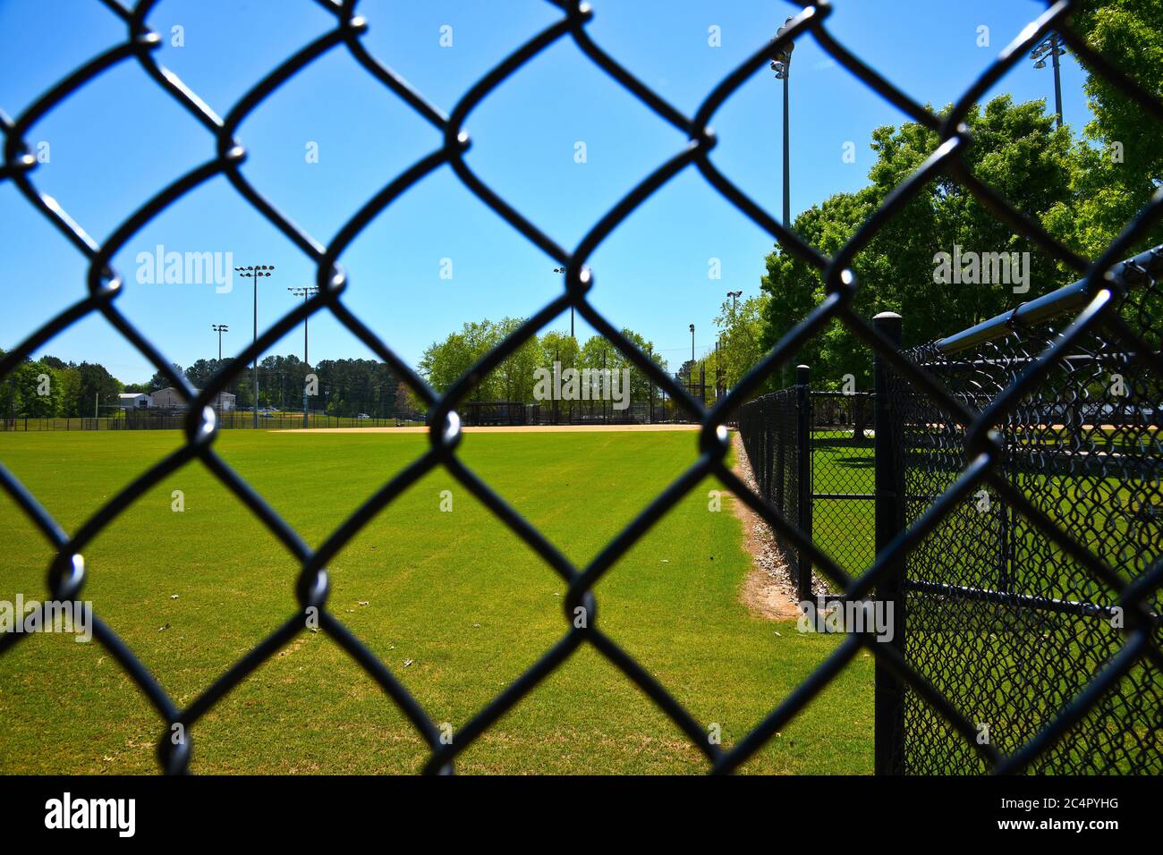 Leeres Baseballfeld aufgrund sozialer Distanzierung während der Covid-19 Pandemie in den Vereinigten Staaten von Amerika geschlossen Stockfoto