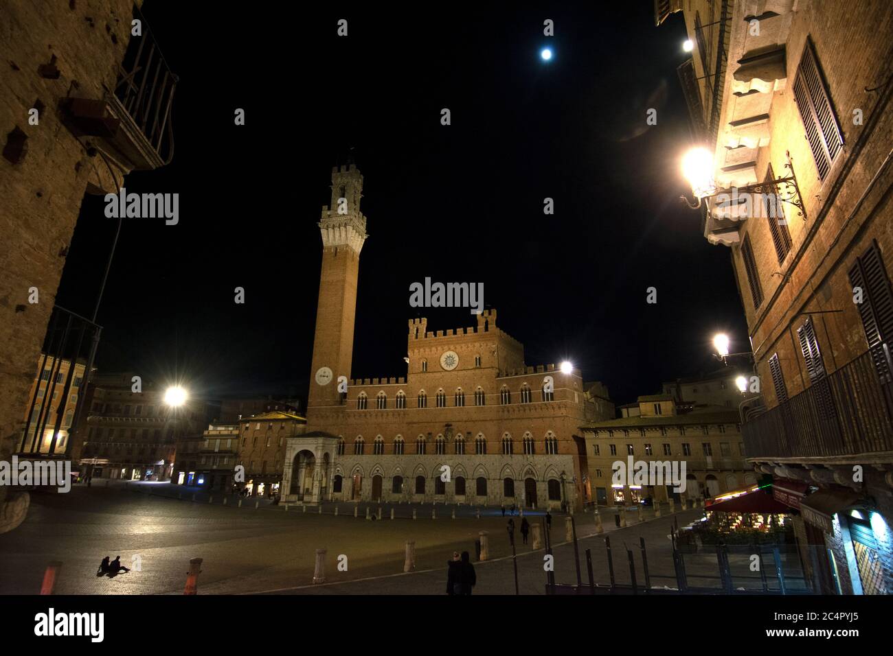 façade des Rathauses oder Palazzo Pubblico und Torre del Mangia bei Nacht, Piazza del Campo, Siena, Toskana, Italien Stockfoto