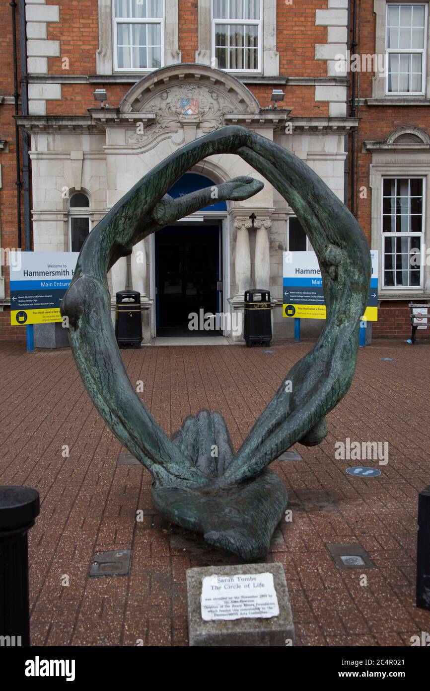 The Circle of Life von Sarah Tombs, eine öffentliche Skulptur am Haupteingang des Hammersmith Hospital, Du Cane Road, Shepherd's Bush, London W12, UK Stockfoto