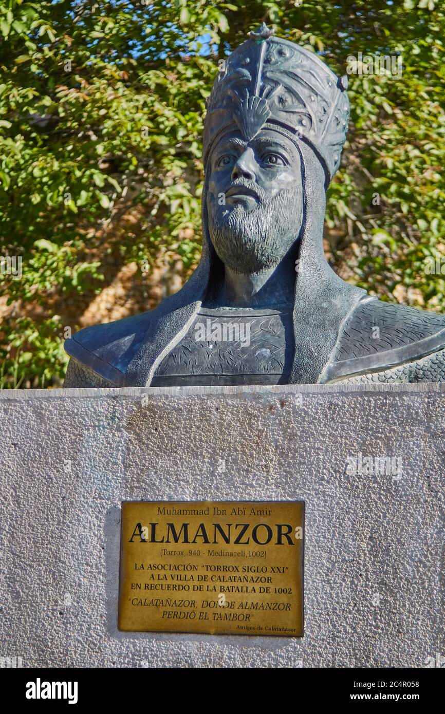 Statue von al-Mansur oder Almanzor, Militärführer im Zeitalter des islamischen Spanien, Catalañazor Dorf in der Provinz Soria, Spanien. Stockfoto