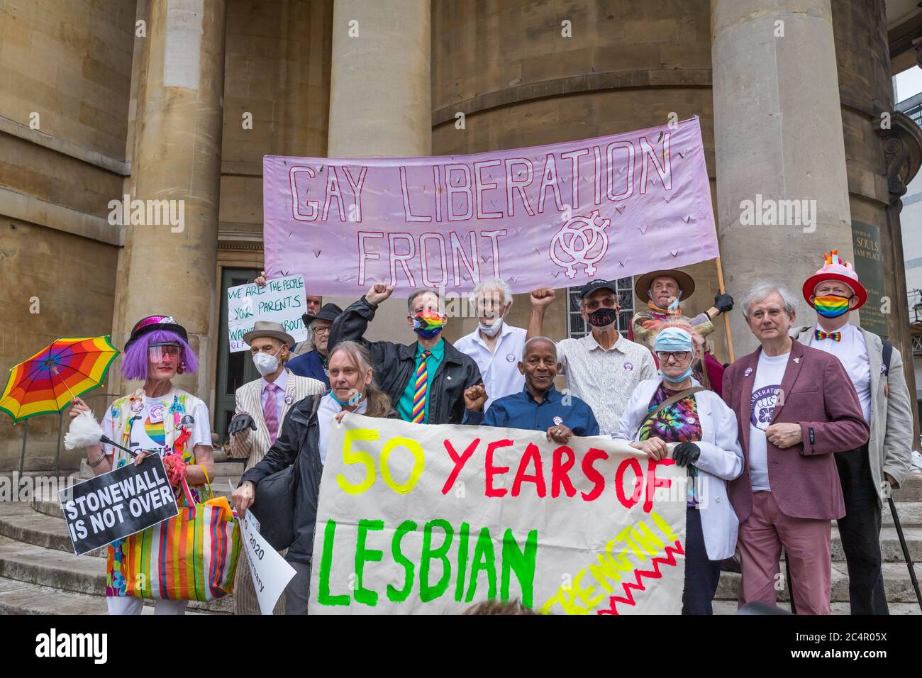 Queere Rechtsveteranen marschieren in Central London, um den 50. Jahrestag der Gay Liberation Front zu feiern und Stolz als Protest zurückzufordern Stockfoto