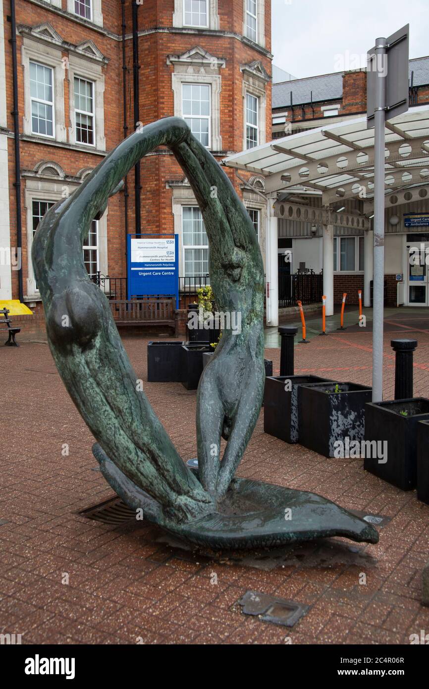 The Circle of Life von Sarah Tombs, eine öffentliche Skulptur am Haupteingang des Hammersmith Hospital, Du Cane Road, Shepherd's Bush, London W12, UK Stockfoto