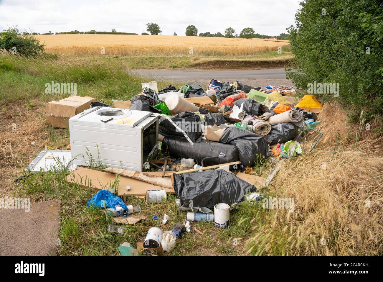 Illegale Fliegenkippen von Haushaltsmüll in einer Landstraße in viel Hadham, Hertfordshire. GROSSBRITANNIEN Stockfoto