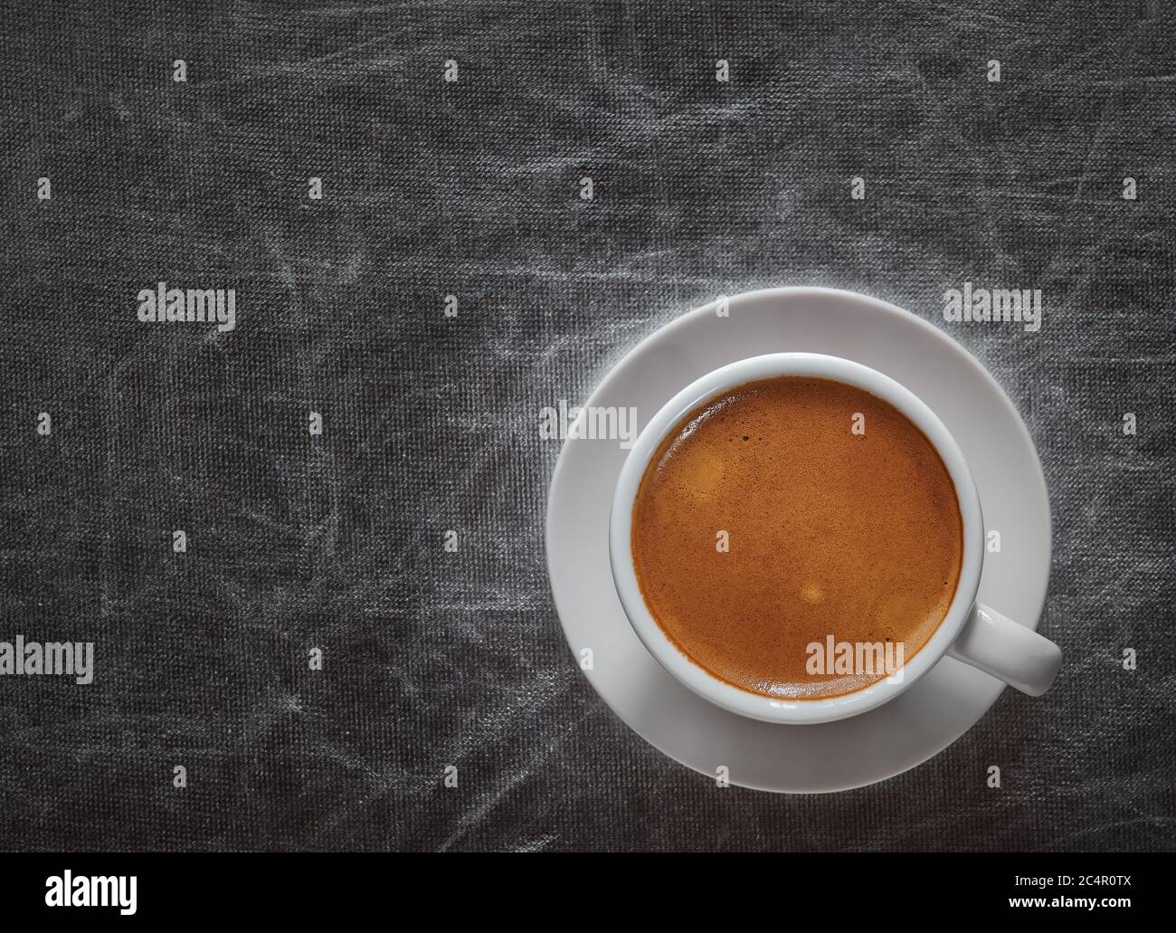 Draufsicht eine Tasse Espresso auf silberfarbenem Hintergrund mit Platz zum Kopieren Stockfoto