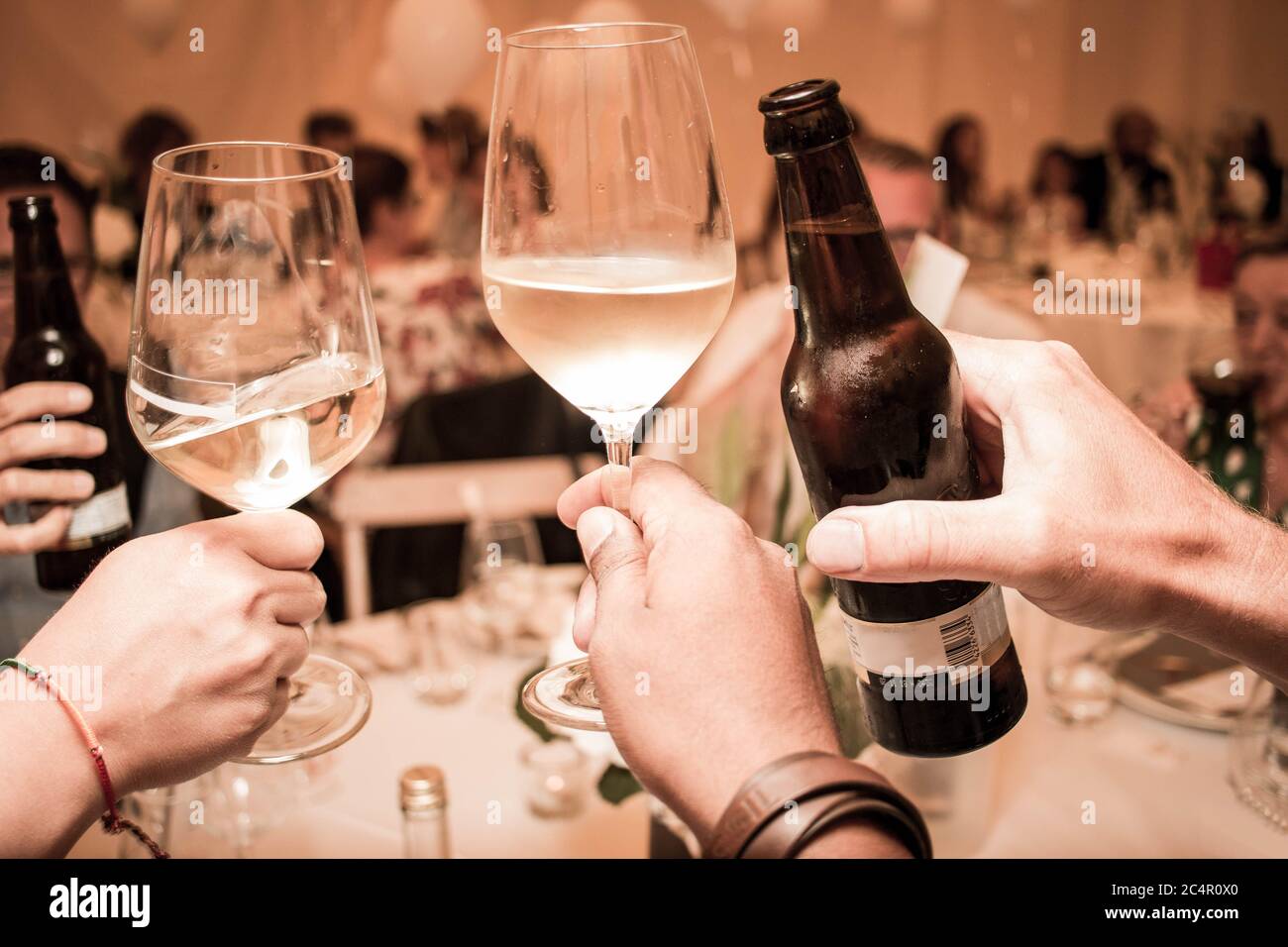 Cheers clink Gläser Wein Bier Toast Stockfoto