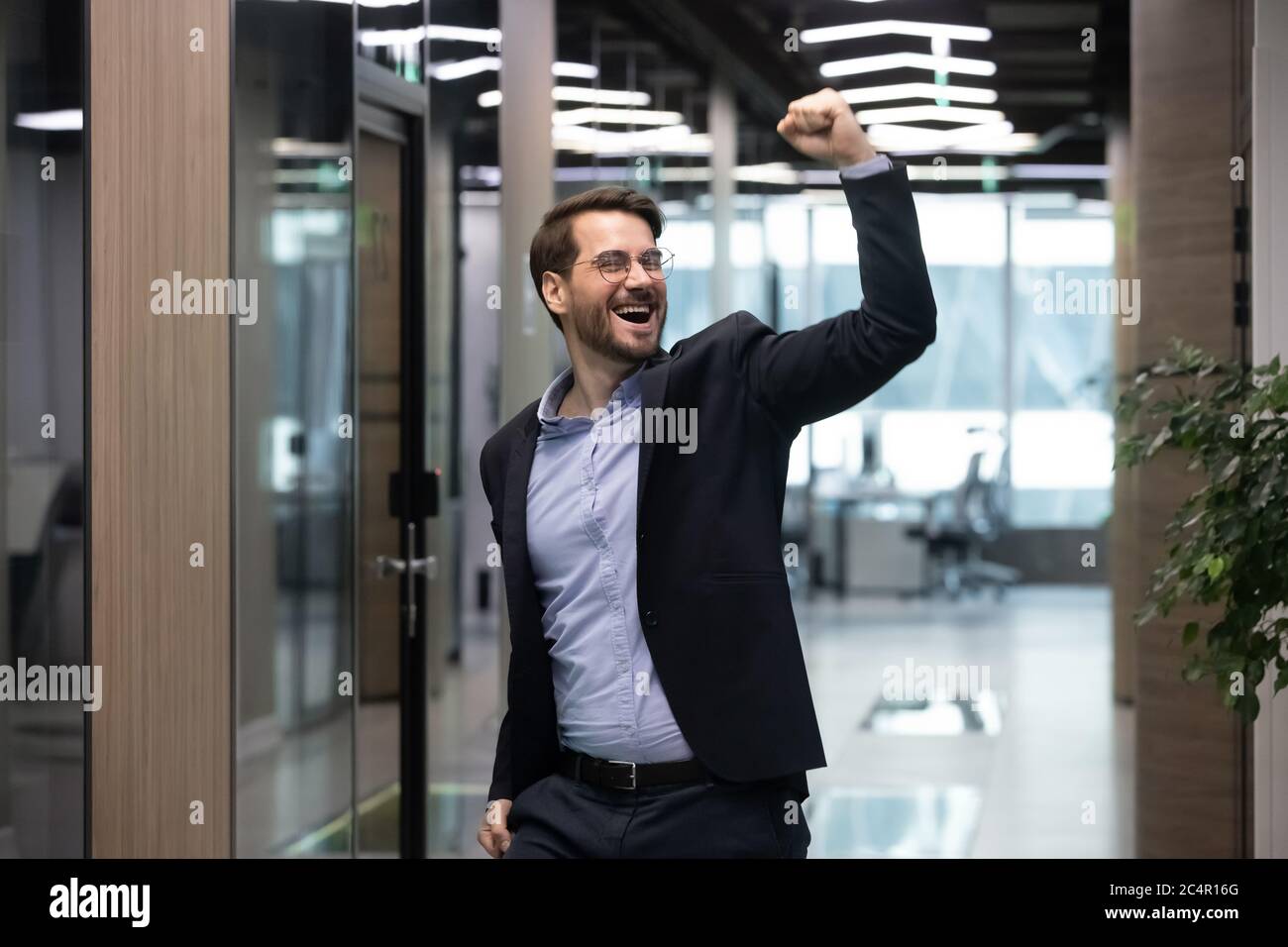 Erfolgreicher Geschäftsmann feiert den Sieg, jubelt zum Erfolg Stockfoto