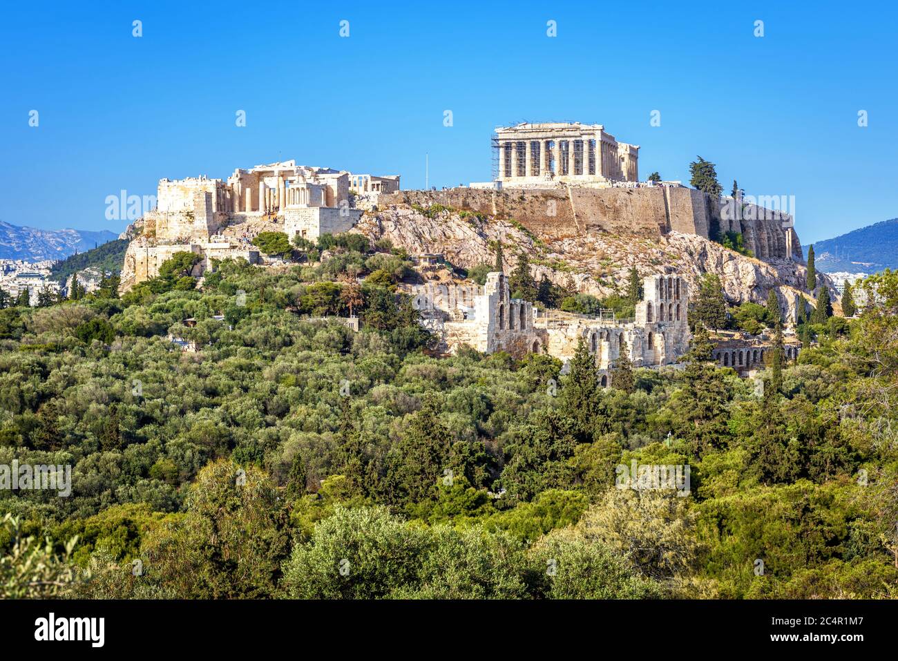 Akropolis-Hügel in Athen, Griechenland. Die berühmte alte Akropolis ist ein Wahrzeichen Athens. Panorama der Antiken griechischen Ruinen im Athener Zentrum im Sommer Stockfoto