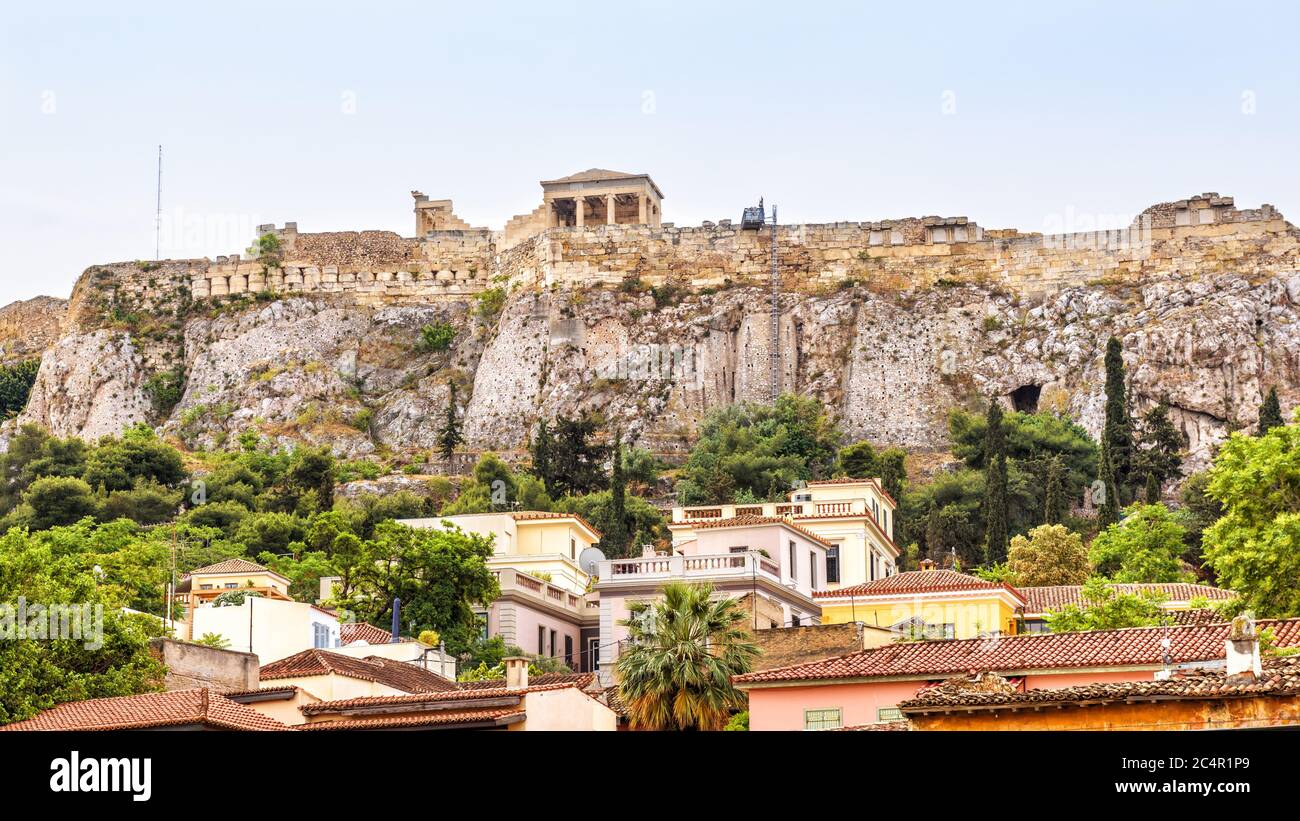Akropolis von Athen hinter Plaka, Griechenland. Es ist ein Wahrzeichen des alten Athen. Panorama der Akropolis Hügel mit antiken griechischen Ruinen in der Stockfoto