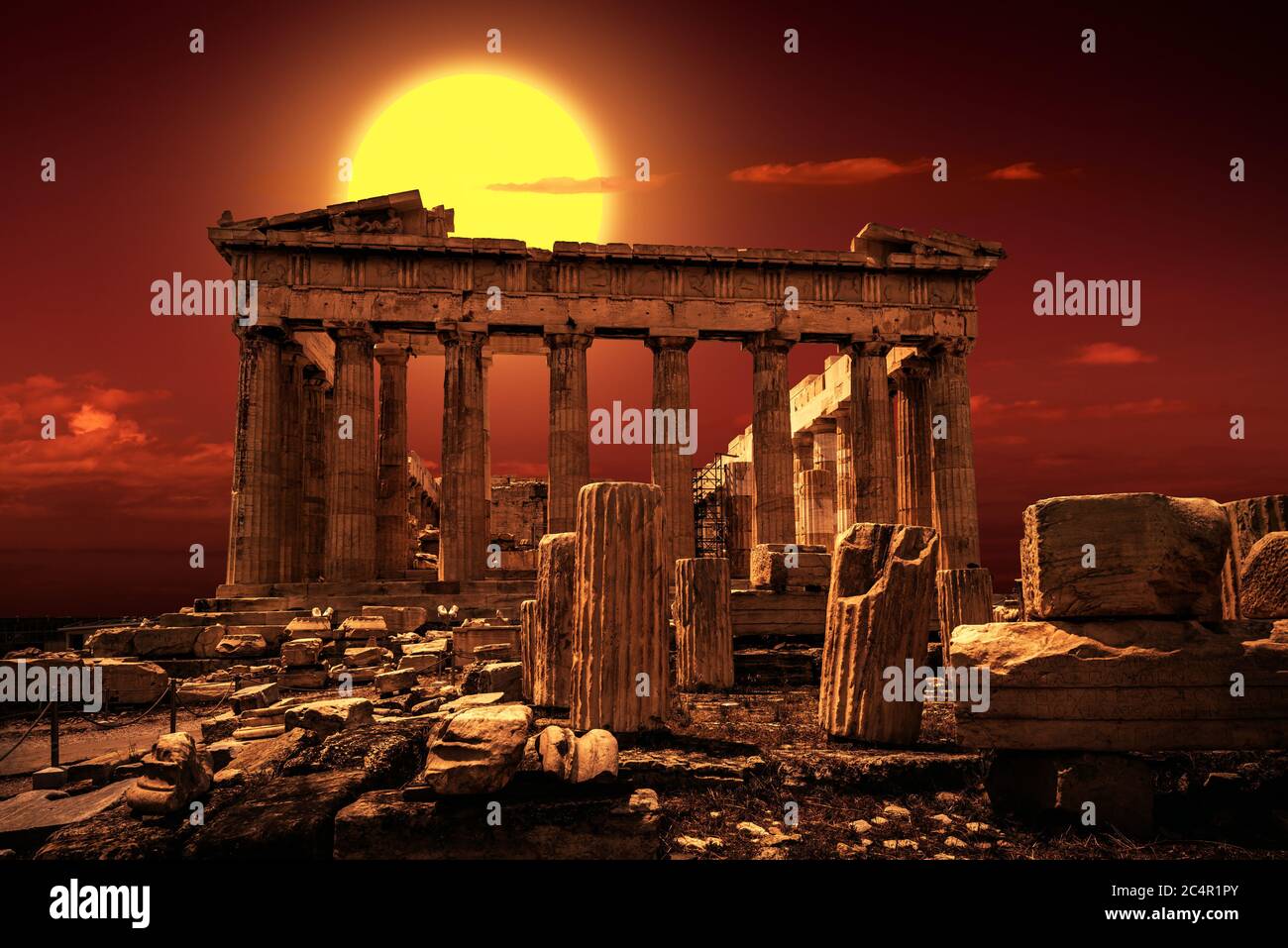 Parthenon auf der Akropolis von Athen, Griechenland. Es ist ein Wahrzeichen von Athen. Landschaftlich schöner Blick auf den berühmten Tempel bei Sonnenuntergang. Sonnige Landschaft der antiken griechischen Ruinen Stockfoto