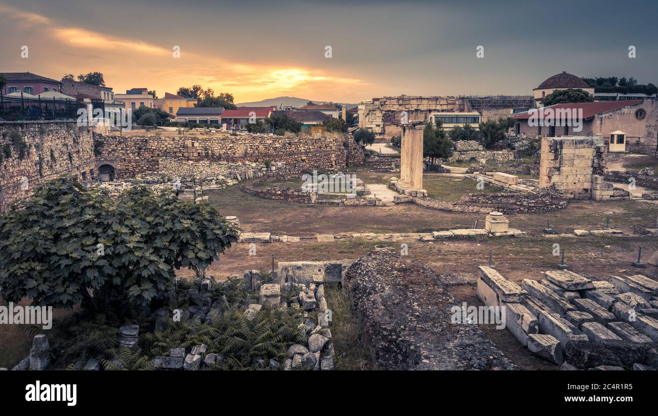 Bibliothek von Hadrian bei Sonnenuntergang, Athen, Griechenland. Es ist eines der wichtigsten Wahrzeichen von Athen. Landschaftlich schöner Panoramablick auf die Hadrianbibliothek im Zentrum von Athen. Stockfoto