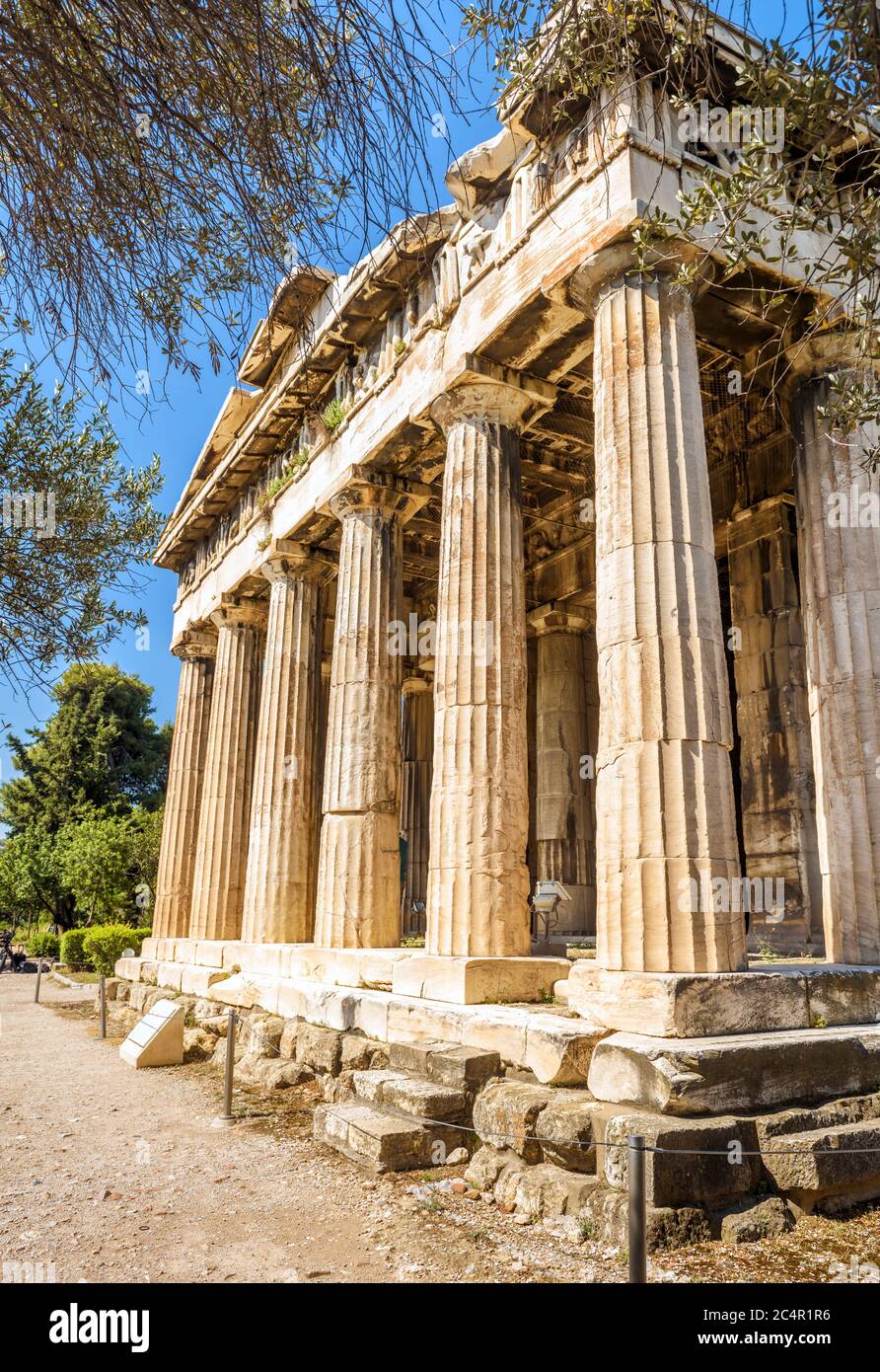 Tempel des Hephaestus in Athen, Griechenland. Es ist eines der wichtigsten Wahrzeichen von Athen. Landschaftlich schöner Blick auf die antiken griechischen Ruinen im Zentrum von Athen. Berühmte Geschichte Stockfoto