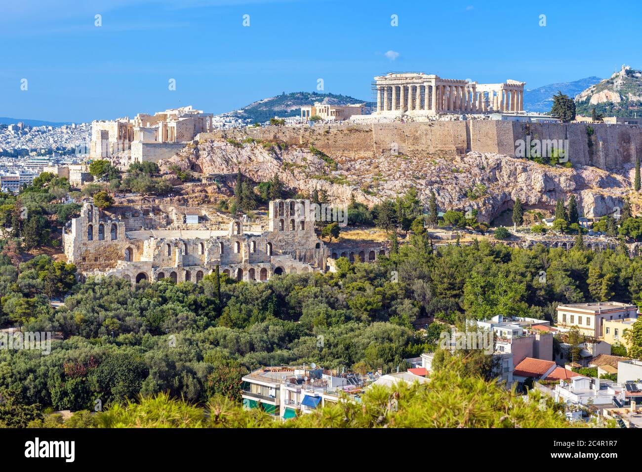 Athen Stadtbild im Sommer, Griechenland. Akropolis-Hügel mit dem berühmten alten Parthenon, das Wahrzeichen von Athen. Schöne Landschaft von Athen Stadt mit klassischen GRE Stockfoto