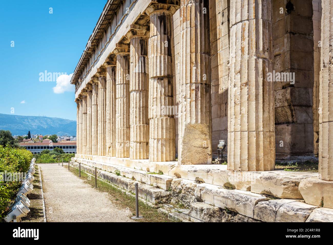 Tempel von Hephaestus, Athen, Griechenland. Es ist eine der wichtigsten Touristenattraktionen von Athen. Berühmte antike Architektur in Agora von Athen. Sonnige Panor Stockfoto
