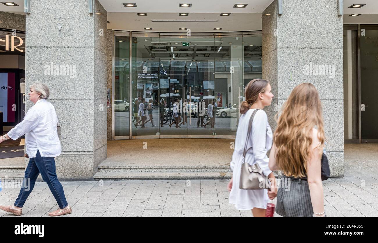 Hamburg, Deutschland. Juni 2020. Passanten passieren ein leerstehendes Geschäft in der Spitalerstrasse. Quelle: Markus Scholz/dpa/Alamy Live News Stockfoto