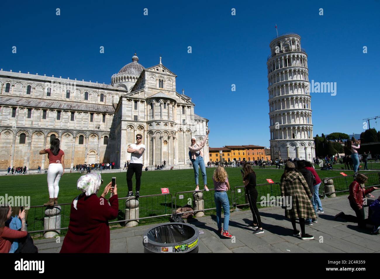 Touristen posieren für Bilder vor dem Schiefen Turm von Pisa, campanile für die Kathedrale von Pisa und UNESCO-Weltkulturerbe, Pisa, Toskana, Ital Stockfoto