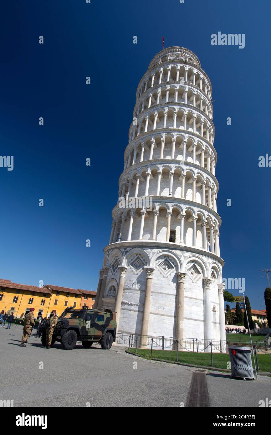 Militärische Sicherheit am Schiefen Turm von Pisa, campanile oder Glockenturm für die Kathedrale von Pisa und UNESCO-Weltkulturerbe, Pisa, Toskana, Italien Stockfoto