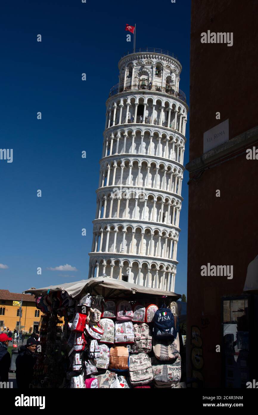 Ein Souvenirstand vor dem Schiefen Turm von Pisa, UNESCO-Weltkulturerbe, Pisa, Toskana, Italien Stockfoto
